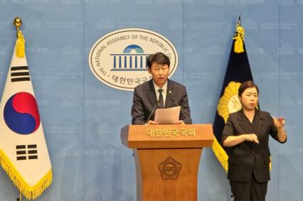 이훈기 의원이 SKT 위약금 면제 연장 불수용 규탄에 대한 기자회견을 5일 열었다. (사진 = 위즈경제)