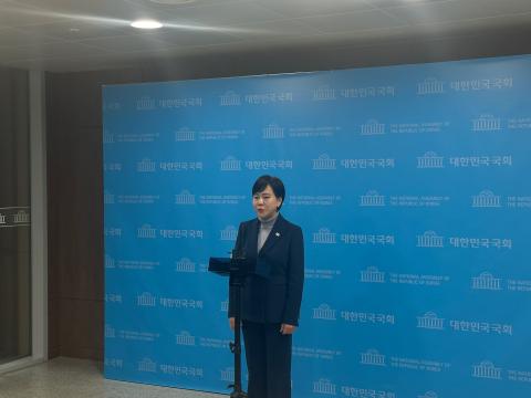 기자회견 후 기자 질의를 받고 있는 전현희 (사진=위즈경제)