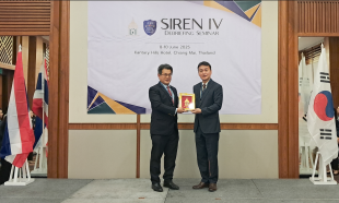 이종욱 관세청 조사국장(오른쪽)이 9일 태국 치앙마이에서 열린 ‘제4차 한·태 마약 합동단속 성과보고회’를 마친 뒤 팍품 태국 관세총국 조사국장과 기념 촬영하고 있다(사진=관세청)