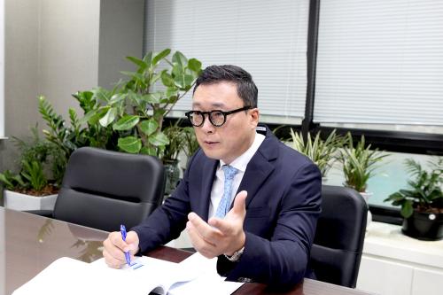 인터뷰 진행 중인 고태봉 IM증권 리서치본부장(사진=위즈경제)