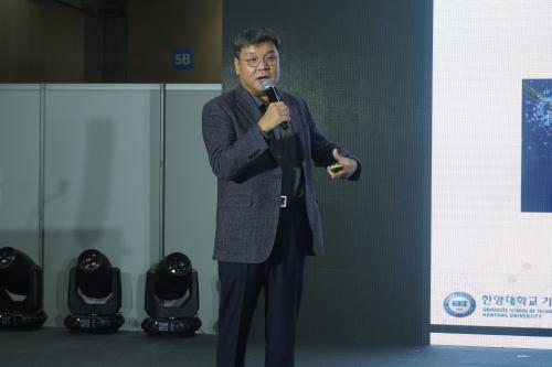 XFusion 2023에서 발언 중인 조대명 한국지적재산권경상학회 회장(출처=위즈경제)