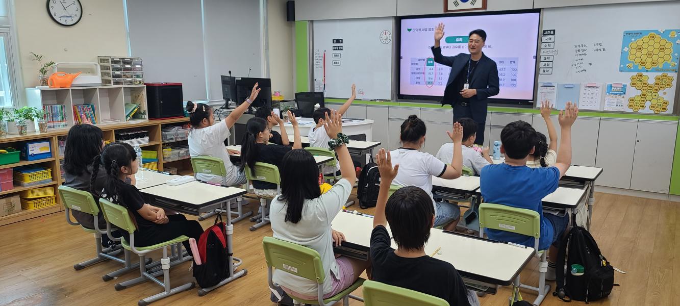 전남 완도, 신안 등 도서벽지 초·중·고등학생 1,000명을 대상으로 ‘찾아가는 법교육’을 진행하는 모습 (사진= 법무부)