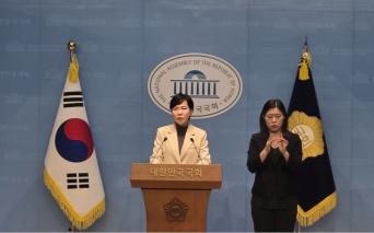 전현희 더불어민주당 수석최고위원이 지난 16일 국회 소통관에서 기자회견을 열어 이재명 대통령에 대한 대법원의 공직선거법 위반 사건 판결 절차에 중대한 법적 하자가 있었다고 주장했다. 사진=위즈경제