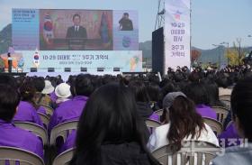 29일 광화문 광장에서 이태원 참사 3주기 추모행사가 열렸다. 이재명 대통령의 축사 영상을 시청하는 유가족들이 눈물을 훔치고 있다. (사진= 위즈경제)