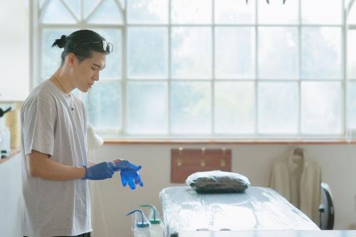 문신 작업을 준비 중인 김경림 타투이스트(사진=김경림 타투이스트 제공)