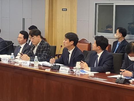 이헌 전 KDB 인프라운용본부장이 25일 국회제1세미나실에서 '(STO)시장활성화를 위한 제언'이라는 주제로 발표를 하고 있다. 출처=위즈경제