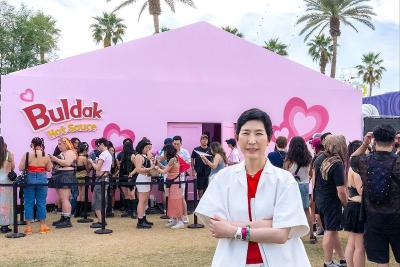 지난 4월 11일 미국 캘리포니아 인디오에서 열린 '코첼라 밸리 뮤직 앤드 아츠 페스티벌' 불닭 부스 운영 상황을 점검하는 김정수 삼양식품 부회장 (사진 =연합뉴스)