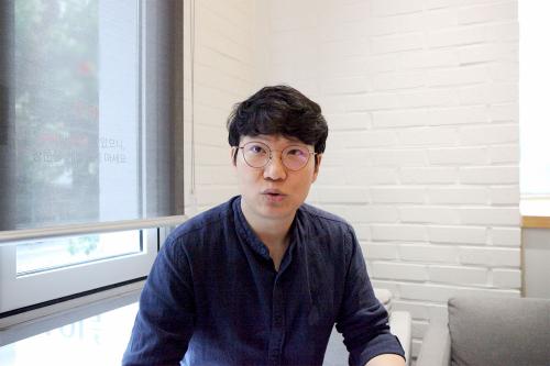 본지와 인터뷰 중인 이독실 과학 평론가(사진=위즈경제)