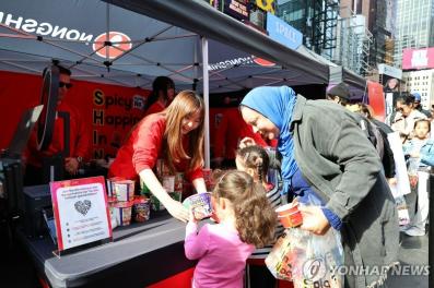 농심은 지난 18일 미국 뉴욕 타임스스퀘어에서 넷플릭스애니메이션 ‘케이팝 데몬 헌터스’와 협업한 신라면 출시를 기념한 캠페인을 진행했다 (사진=연합뉴스)