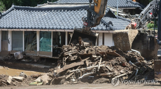 경남 산청군에서 집중호우로 침수된 주택의 작업을 했다 (사진=연합뉴스)