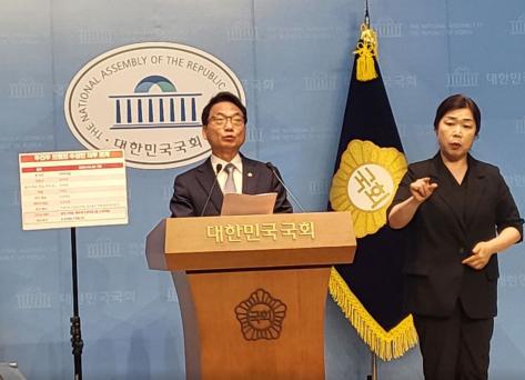 야당을 중심으로 김민석 국무총리 후보자를 둘러싼 의혹이 제기되고 있는 가운데, 박선원 더불어민주당 의원은 17일 국민의힘 인사청문특별위원회 소속 국민의힘 주진의 의원을 향해 