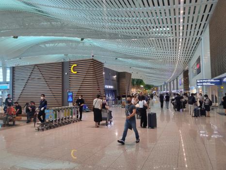 14일 오후 인천공항이 여행객들로 북적이고 있다. 출처=위즈경제