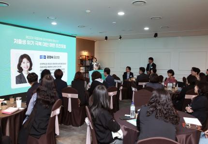 강경숙 조국혁신당 당선인이 17일 서울 마포구 베이비뉴스 스튜디오 지하 1층에서 '저출생 위기극복, 정신건강 통해 육아친화사회로'를 주제로 발표를 하고 있다. 출처=베이비뉴스