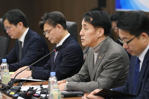 미국 인플레이션감축법(IRA) 해외우려기관(FEOC) 관련 민관합동 대응회의에서 발언하고 있는 장영진 제1차관 (출처 = 산업통상자원부)