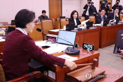 6일 서울 여의도 국회에서 열린 제12차 법제사법위원회 전체회의에서 추미애 위원장이 의사봉을 두드리고 있다. (사진=연합뉴스)