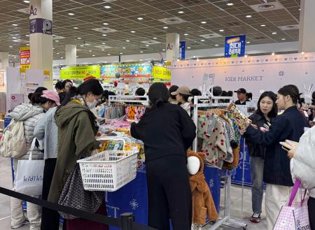 서울국제유아교육전에 참석한 학부모가 자녀를 위한 의류를 구매하고 있다. (사진=위즈경제)