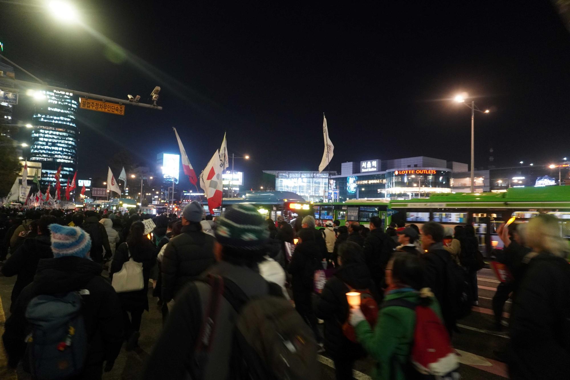 서울역 앞을 행진하는 집회 참가자들. (사진=위즈경제)