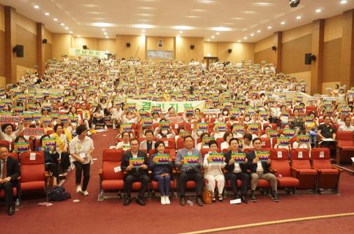 22일 오후 국회의원회관 대회의실에서 '유보통합과 사회복지법인어린이집 구조개혁 방안'을 주제로 한 세미나가 끝난 후 관계자들이 구조개혁이 써진 유인물을 들고 있다.  출처=위즈경제