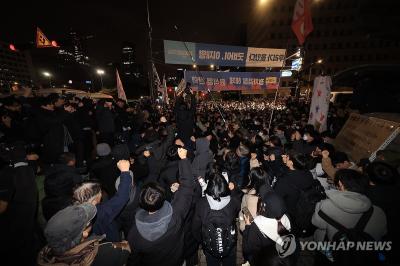 지난해 12월 4일 비상계엄 선포에 국회로 모인 시민들(사진=연합뉴스)