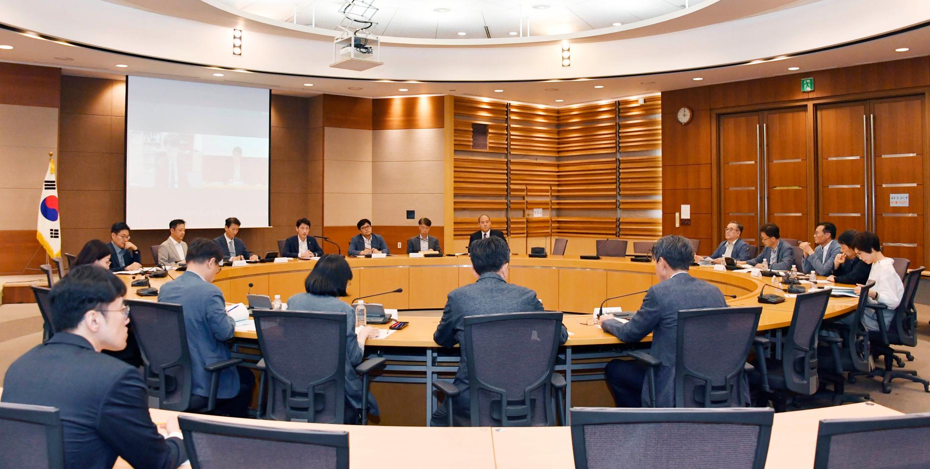 지난 12일, 서울지방조달청에서 열린 '제2회 재정운용전략위원회' (사진 = 연합뉴스)