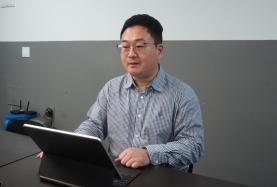 지난 8일 이진석 오퍼스엠 대표가 위즈경제와 인터뷰를 하고 있다. 사진=위즈경제