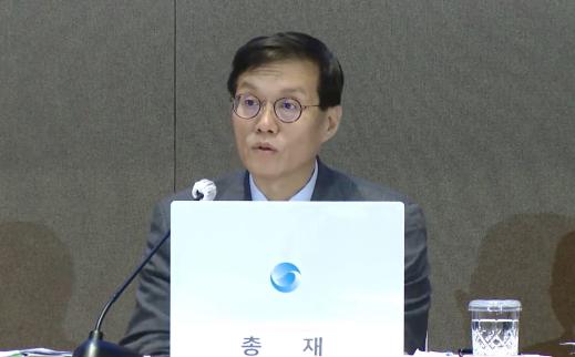이창용 한국은행 총재가 지난해 12월 물가안정목표 운영상화 점검 관련 기자간담회에서 기자의 질문에 답하고 있다. 출처=한국은행
