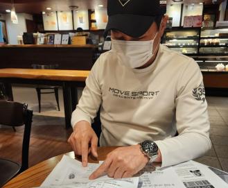 홍콩 ELS 피해자 남편인 이 씨가 지난달 29일 기자를 만나 가입한 홍콩 ELS 상품 관련 서류를 설명하고 있다. 사진=위즈경제