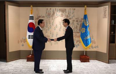 지난해 6월, 윤석열 대통령으로부터 국무조정실장 임명장을 받는 방문규 현 산업부 장관 (출처 = 대통령실)