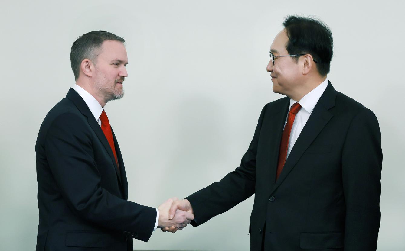 정인교 산업통상자원부 통상교섭본부장과 제이미슨 그리어 미국 무역대표부(USTR) 대표의 모습(사진=연합뉴스)