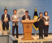 국민의힘은 17일 김민석 국무총리 후보자에게 '10대 결격 사유'가 있다며 자신 사퇴를 촉구했다.