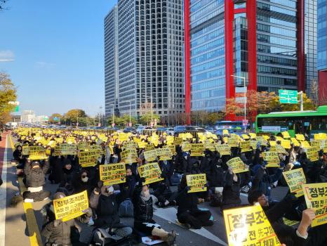 18일 오후 서울 여의도공원 인근에서 유아학교연대 관계자 등이 '유보통합 구체안 없는 정부조직법 개정 중단 촉구 집회'를 하고 있다. 출처=위즈경제