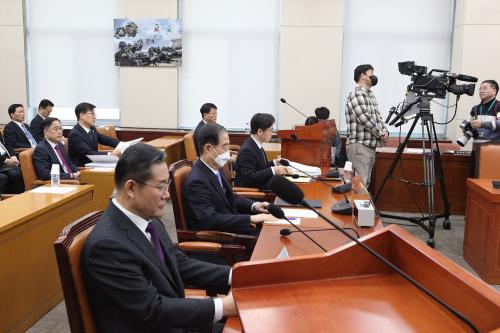 국회에서 25일 진행된 제5차 내란 국조특위 전체회의. 왼쪽부터 신원식 국가안보실장, 한덕수 국무총리, 오동훈 공수처장(사진=위즈경제)