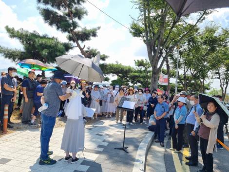 18일  다비타의집 원장 메틸다 수녀가 안성시청 앞에서 다비타의집 폐쇄 요구와 경기 안성시의회의 행정사무조사에 대한 입장문을 발표하고 있다. 출처=장애인거주시설이용자부모회