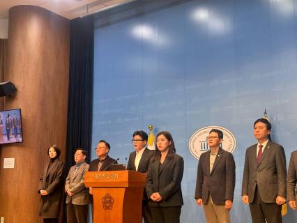 국민의힘 중앙윤리위원회의 제명 결정으로 당을 떠나게 된 한동훈 전 대표가 14일 기자회견을 열고 “계엄을 저지하고 당을 지켜온 나를 허위로 조작해 제명했다”며 강하게 반발했다. 사진=위즈경제