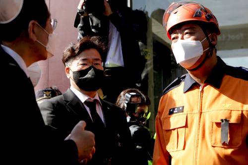 지난 10월 31일, 이재명 더불어민주당 대표와 최성범 용산소방서장 (출처=위즈경제)