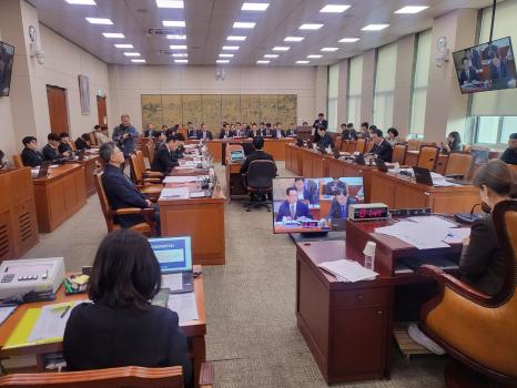 유현석 한국콘텐츠진흥원장 직무대리가 23일 오전 서울 여의도 국회에서 열린 문화체육관광위원회의 한국콘텐츠진흥원 등에 대한 국정감사에서 의원 질문에 답변하고 있다. 사진=위즈경제