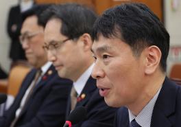 이복현 금융감독원장이 18일 서울 여의도 국회에서 열린 정무위원회 전체회의에서 의원질의에 답하고 있다. 사진=연합뉴스