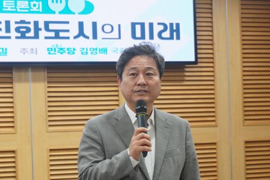 2일 서울시 최초 친환경 무상급식제도 15주년을 기념해 아동·청소년의 보편적 복지를 위한 토론회를 주최한 김영배 더불어민주당 국회의원이 축사하고 있다. (사진=위즈경제)