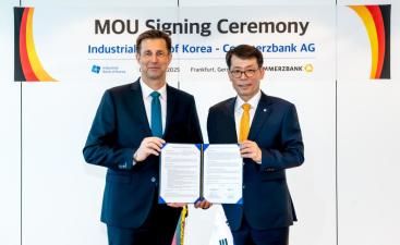 지난 6일(현지시간) 독일 프랑크푸르트 Commerzbank Tower에서 열린 업무협약식에서 김성태 IBK기업은행장(오른쪽)과 마이클 코츠바우어 코메르츠방크 부회장(왼쪽)이 기념촬영을 하고 있다. 사진=IBK기업은행