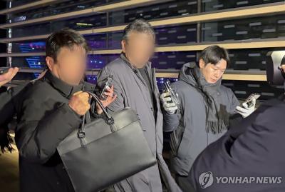 인천 강화군 중증장애인 거주시설 색동원 시설장 김씨(가운데)가 4일 오후 7시 7분께 2차 조사를 마치고 서울 중구 서울경찰청 조사실에서 나오고 있다. 사진=연합뉴스