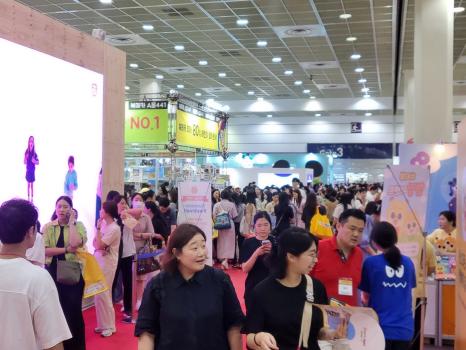11일 서울 코엑스에서 서울국제유아교육전&키즈페어가 개체됐다. 방문객들이 유아 및 아동 관련 유수의 기업 신제품과 함께 기획 상품·특별관·세미나·서비스·체험 등을 경험해보려 줄을 서 있다. 사진=위즈경제