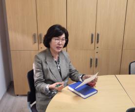 김원녀 원장이 지난달 26일 경기도 탈시설 조례안과 관련된 기자의 질문에 답하고 있다. 출처=위즈경제