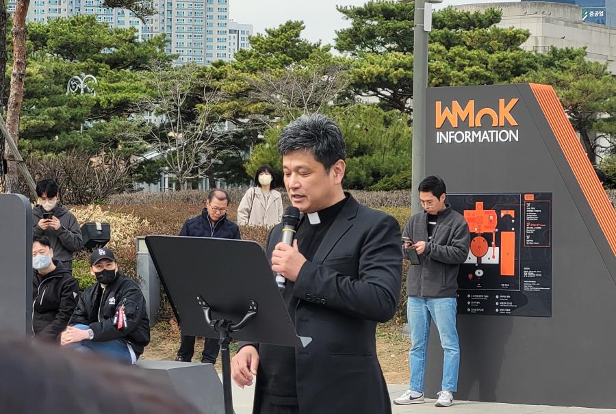 이병훈 장애인탈시섬범사회복지대책위 공동상임대표가 17일 대통령실 앞에서 개회사를 하고 있다. 출처=장애인거주시설이용자부모회