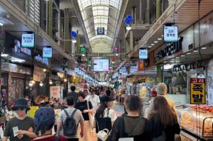 망원시장을 이용하는 손님들 (사진=위즈경제)