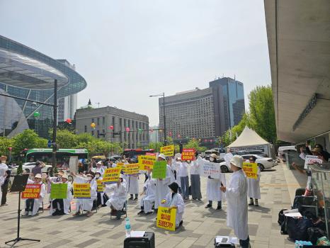 장애인 거주시설이용자 부모회는 19일 서울시의회본관 앞 서울도시건축관 인도에서 '서울시의회는 장애인 탈시설 및 지역사회 정착지원에 관한 조례안을 즉각 폐지하라'는 내용의 기자회견을 열었다. 출처=장애인거주시설이용자부모회