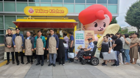 푸드트럭에서 차례를 기다리는 영월군 주민 (사진=영월군)