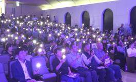 24일 오후 7시 명동성당에서 열린 이태원참사 1000일 '추모의 밤' 추모제에서 참석자들은 스마트폰의 불빛을 밝히고 희생자를 추모하는 노래를 불렀다. (사진 = 위즈경제)