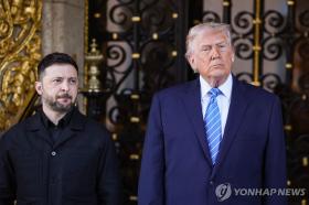 28일(현지시간) 미국 플로리다주 팜비치에서 도널드 트럼프 미국 대통령과 볼로디미르 젤렌스키 우크라이나 대통령이 양자 회담을 진행하기에 앞서 취재진으로부터 질문을 받고 있다.(사진=연합뉴스)