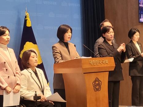 국민의힘 국회 보건복지위원회 위원들이 26일 더불어민주당이 주도한 국회 법제사법위원회(법사위)의 아동수당법 개정안 수정 의결을 강하게 규탄하고 나섰다. 사진=위즈경제