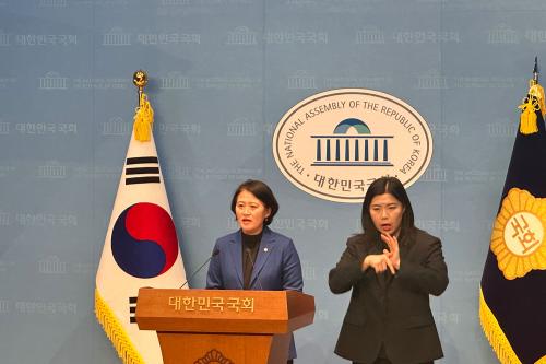 27일 국회 소통관에서 기자회견을 진행 중인 박지혜 더불어민주당 대변인(사진=위즈경제)